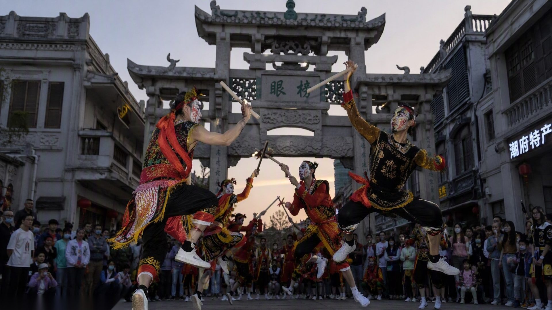 Yingge dance — the fierce folk dance of Chaoshan, drums and painted faces in the old town