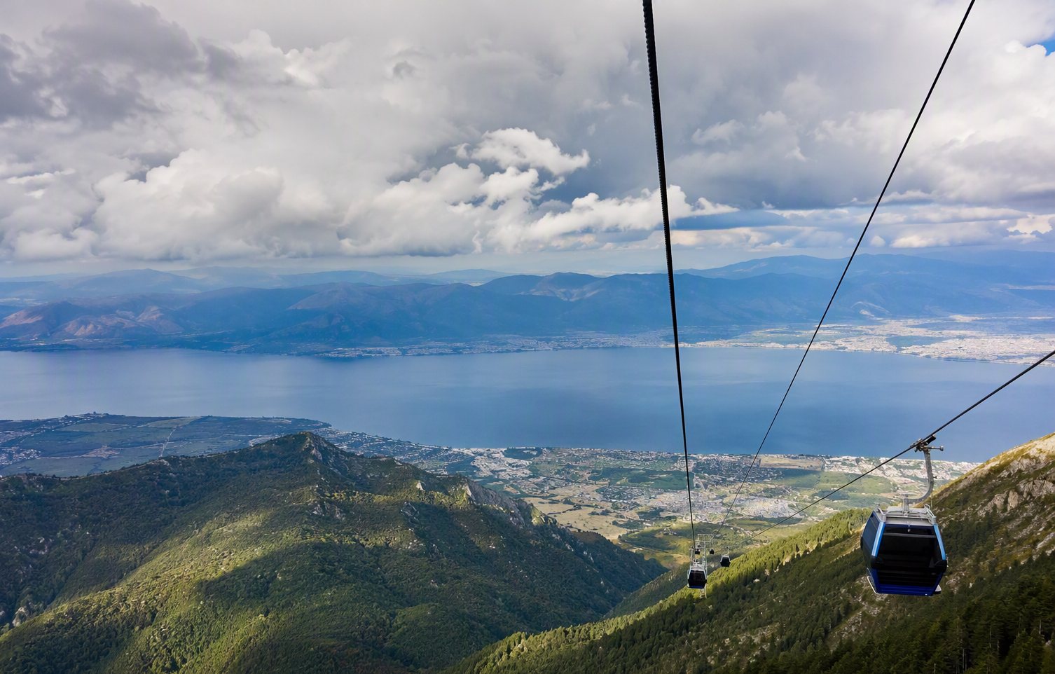 Cangshan Mountain — nineteen peaks and eighteen streams above the blue ribbon of Erhai